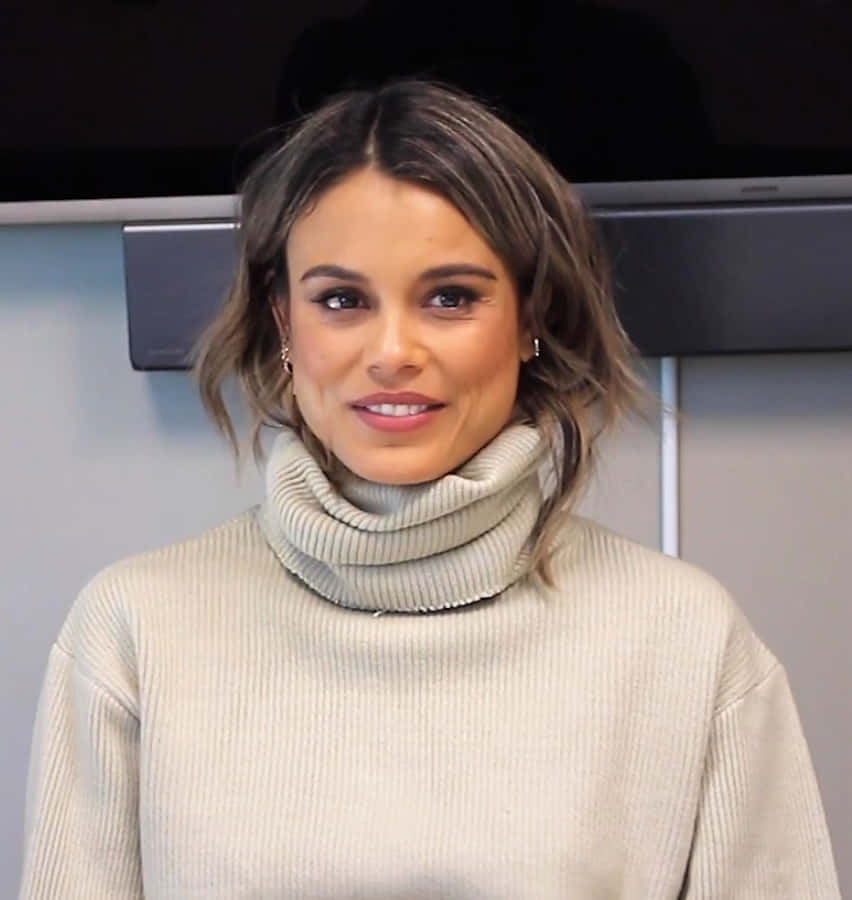 Download free Nathalie Kelley Smilingin Turtleneck Sweater Wallpaper ...