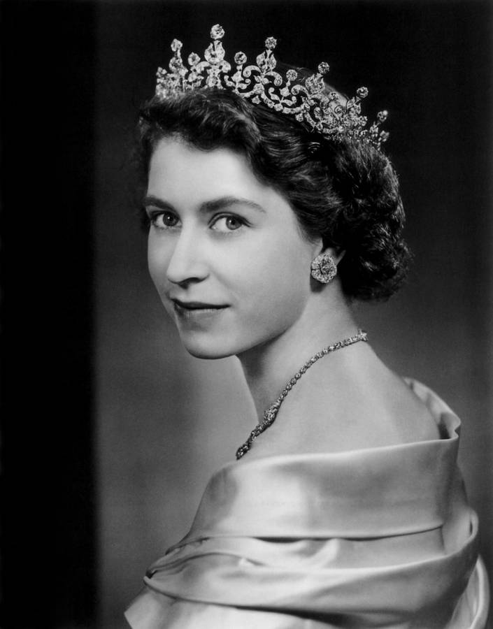 Download free Queen Elizabeth Greyscale Portrait Wallpaper ...