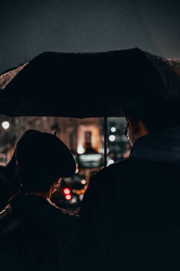 Rain Couple Share An Umbrella Wallpaper