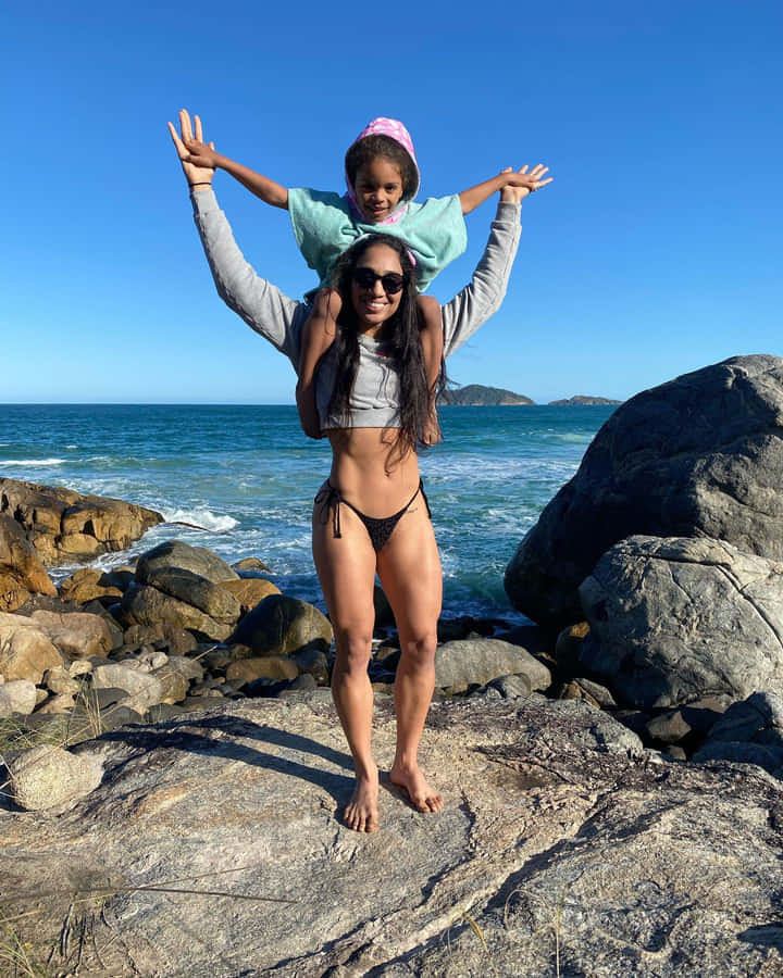 Taila Santos Carrying Daughter On Shoulders Wallpaper