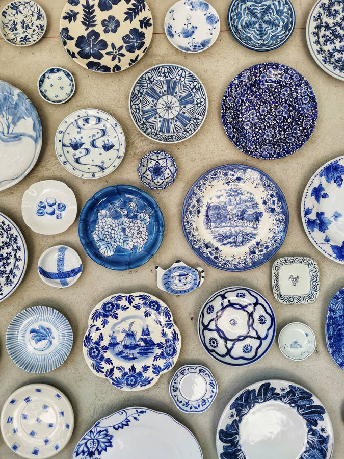 Traditional ceramic plates wallpaper