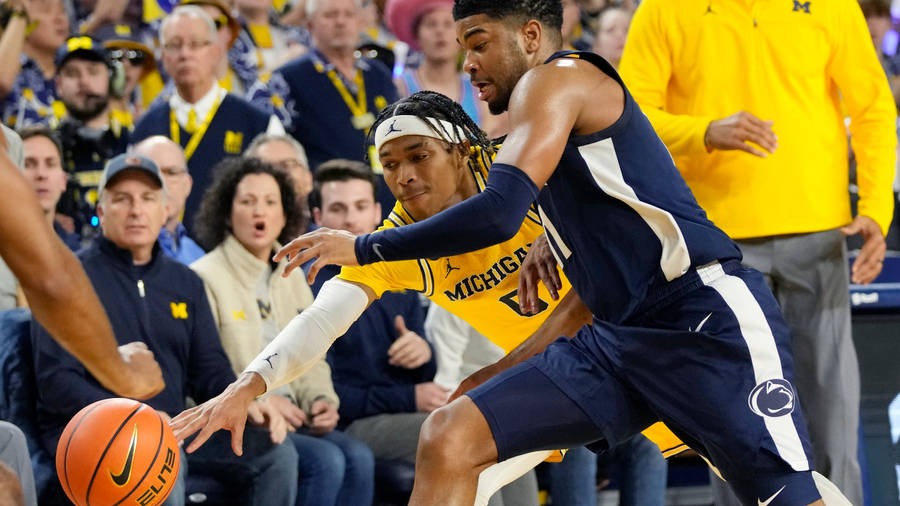 University Of Michigan-ann Arbor Collegiate Basketball Game Wallpaper
