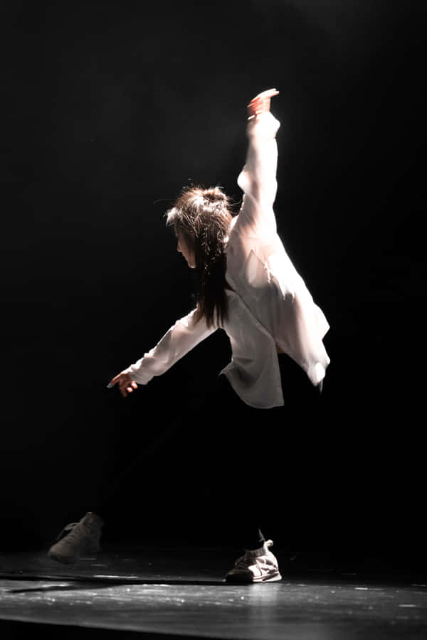 Woman Dancing Stage Acting Wallpaper