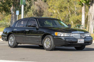 2001 Town Lincoln Car In Parking Lot Wallpaper