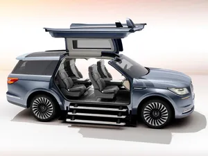 2021 Lincoln Navigator With Gull Wing Door Wallpaper