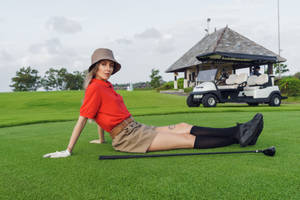 4k Woman Golfer Sitting Wallpaper