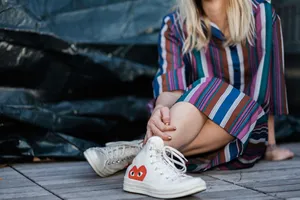 90s Converse Heart Sneakers Wallpaper