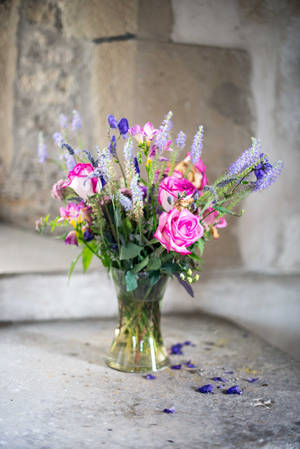 A Bouquet Of Rose And Lavender In An Outdoor Vase Wallpaper