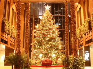 A Christmas Tree In A Lobby Wallpaper