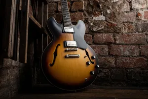 A Gibson 335 Semi-hollow Electric Guitar Wallpaper