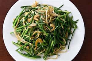 A Mouth-watering Stir-fry Of Chives And Bean Sprouts Wallpaper