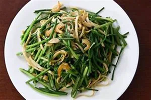 A Mouth-watering Stir-fry Of Chives And Bean Sprouts Wallpaper
