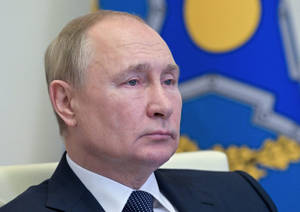 A Reflective Portrait Of Vladimir Putin Wallpaper