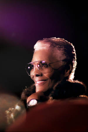 A Smiling Dionne Warwick Wallpaper