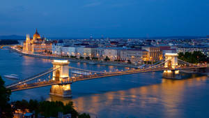 A Spectacular Night View Of The Budapest Chain Bridge Wallpaper