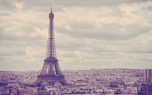A View Of The Iconic Eiffel Tower In Paris Wallpaper