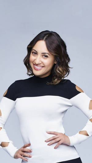 A Woman In A Black And White Sweater Posing For A Photo Wallpaper