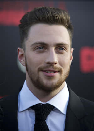 Aaron Taylor Johnson: The Epitome Of Hombres Guapos Wallpaper