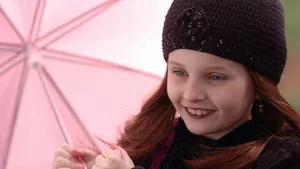 Abigail Breslin Fictional Movie Character Emily Wallpaper