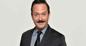 Actor And Comedian Thomas Lennon Strikes A Pose For The Camera Wallpaper