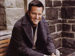 Actor Matthew Perry Looking Dapper In A Double-breasted Navy Suit Wallpaper
