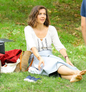 Actress Maggie Gyllenhaal Picnic Wallpaper