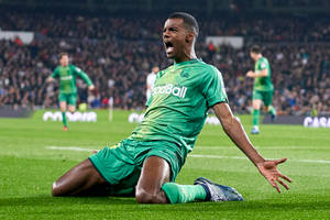 Alexander Isak Kneeling And Screaming Wallpaper