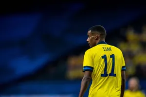 Alexander Isak Yellow Jersey Back Wallpaper