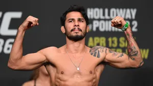 Alexandre Pantoja Flexing Arms Wallpaper