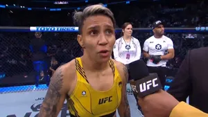 Amanda Lemos During An Intense Fight Wallpaper