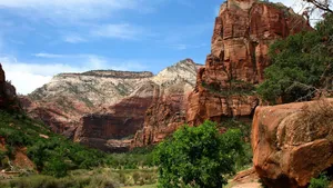 Amazing Rock Formations In Zion National Park Wallpaper