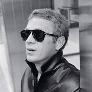 American Actor Steve Mcqueen In Limited Edition Sunglasses Wallpaper