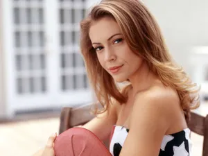 American Actress Alyssa Milano In Tube Top Wallpaper