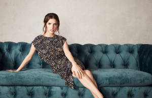 American Actress Anna Kendrick Vintage Couch Wallpaper