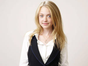 American Actress Dakota Fanning In Black Classic Vest Wallpaper