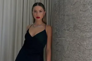 American Model Eve Jobs On Red Lipstick Wallpaper