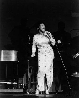 American Songwriter Aretha Franklin Singing Wallpaper