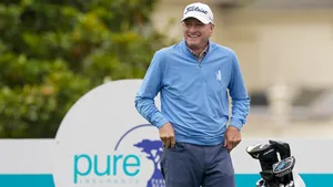 An Engaging Moment With Steve Flesch Wallpaper