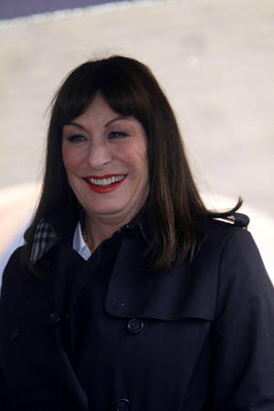 Anjelica Huston American Veteran Actress Wallpaper