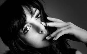 Anne Hathaway Hollywood Actress Hd Grayscale Wallpaper