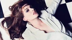Anne Hathaway In Light Blazer Wallpaper