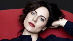 Antje Traue In A Red Chair Wallpaper