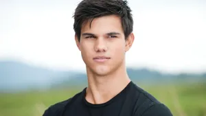 Appealing Actor Taylor Lautner Wallpaper