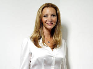 Appealing Photograph Of Lisa Kudrow Wallpaper