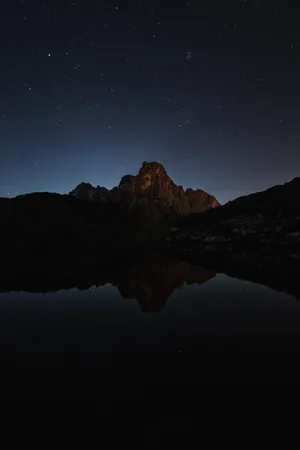 Apple Iphone Wallpaper: Tranquil Mountain Lake Wallpaper
