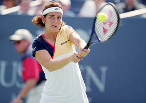 Arantxa Sánchez Vicario Tennis Return Ball U.s. Open Wallpaper