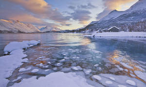 Arctic Frozen Lake Wallpaper
