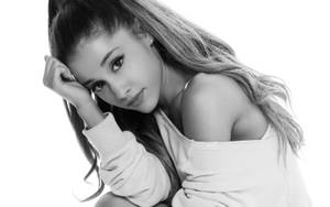 Ariana Grande Leans Forward In Performance Wallpaper