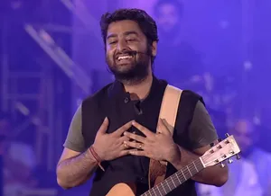 Arijit Singh Singing Live With Guitar Wallpaper