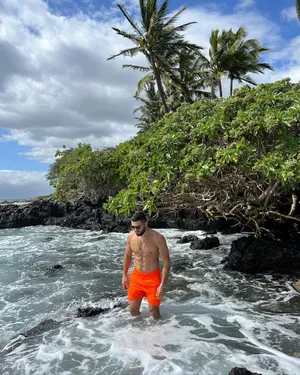 Arman Tsarukyan In Orange Shorts Wallpaper